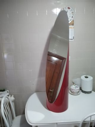 Espejo uña rojo estilizado