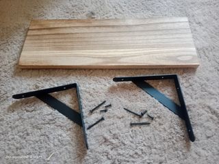 Estante de madera con soportes