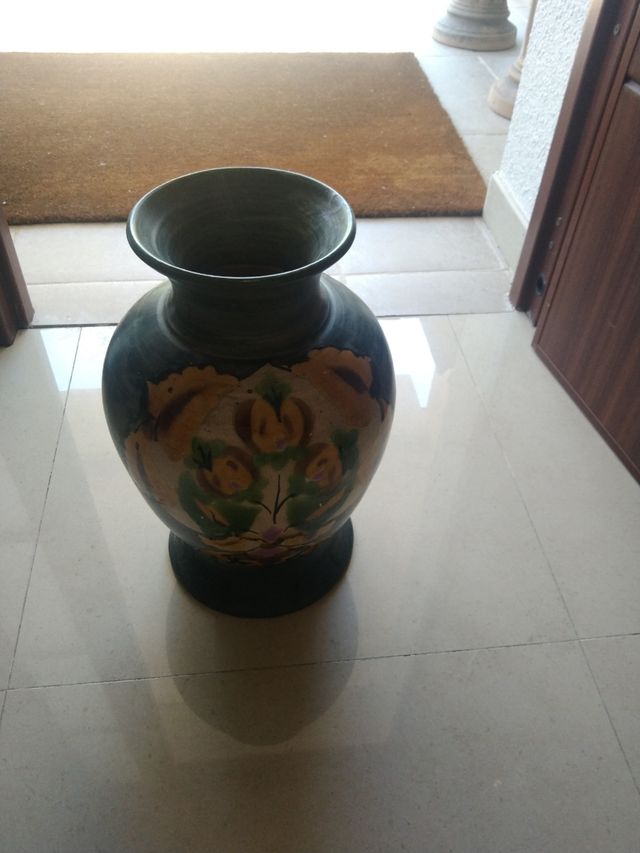 Jarrón cerámico dorado y verde