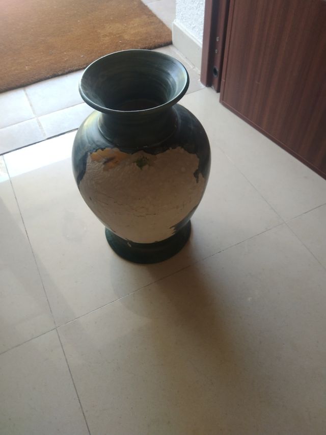 Jarrón cerámico dorado y verde