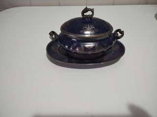 Sopera azul y plata decorativa