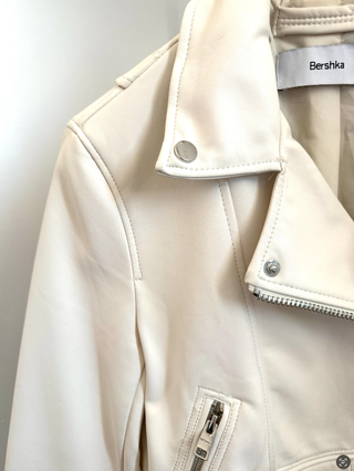 Chaqueta Cazadora Bershka piel blanco/beige