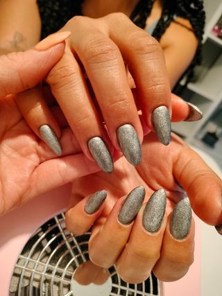 Servicio de manicura y pedicura 