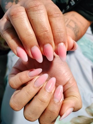 Servicio de manicura y pedicura 