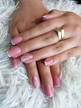 Servicio de manicura y pedicura 
