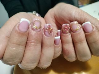 Servicio de manicura y pedicura 