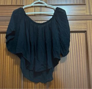 Blusa negra hombros descubiertos