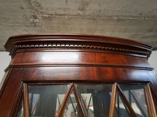 Vitrina esquinera clásica inglés de caoba años 50