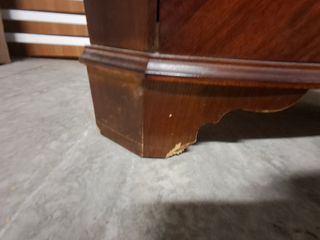 Vitrina esquinera clásica inglés de caoba años 50