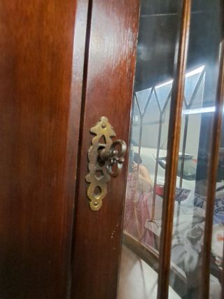 Vitrina esquinera clásica inglés de caoba años 50