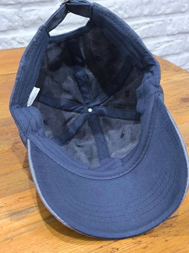 Gorra azul oscura estilo vintage