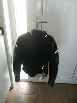 Chaqueta moto con protecciones y sin usar.