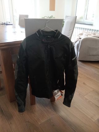 Chaqueta moto con protecciones y sin usar.