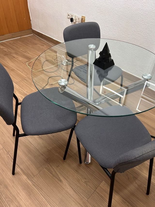 Mesa cristal + 4 sillas grises