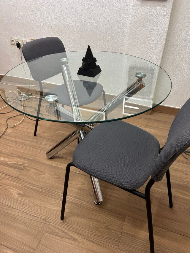 Mesa cristal + 4 sillas grises