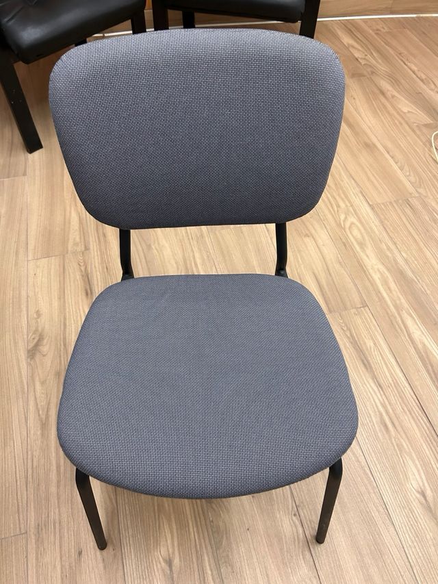 Mesa cristal + 4 sillas grises