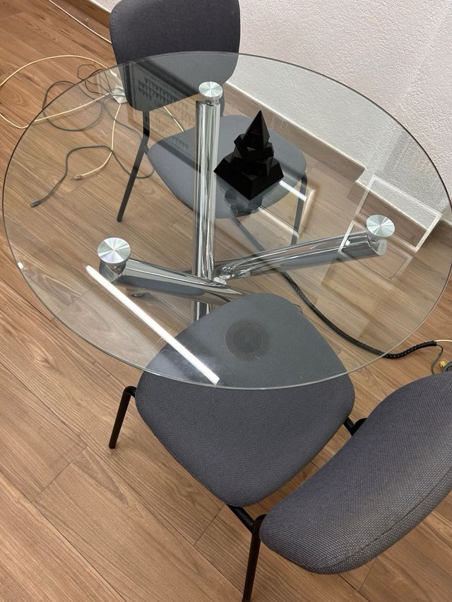 Mesa cristal + 4 sillas grises