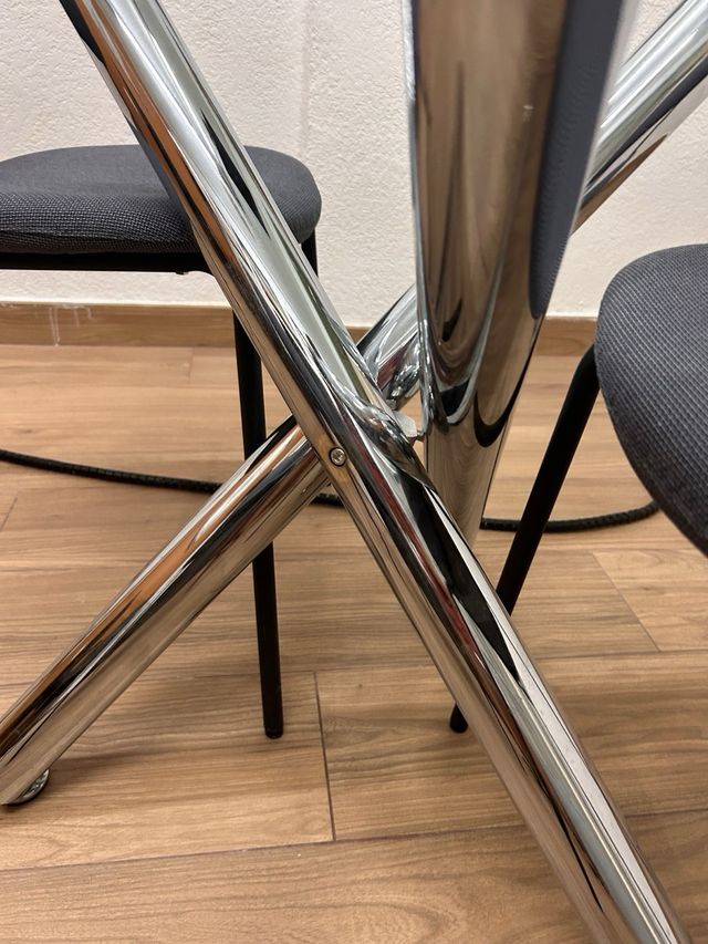 Mesa cristal + 4 sillas grises