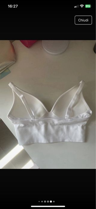 2 reggiseni sportivi neri e bianchi