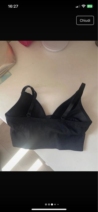 2 reggiseni sportivi neri e bianchi