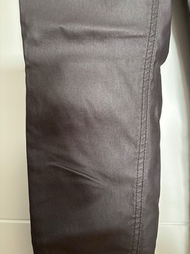 Pantalones pitillo marrones -talla 38 Stradivarius