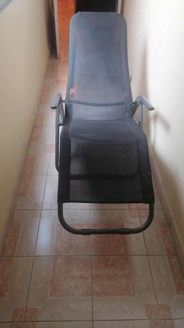 Tumbona plegable negra y gris