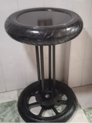 Mesas fabricadas con neumáticos.