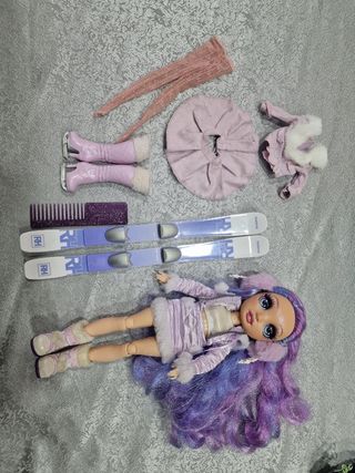 Rainbow High - Bambola Neve violet 