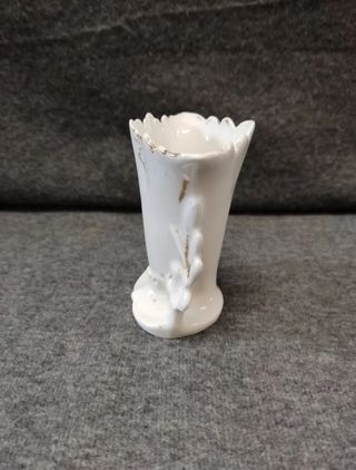 Pequeño jarrón isabelino