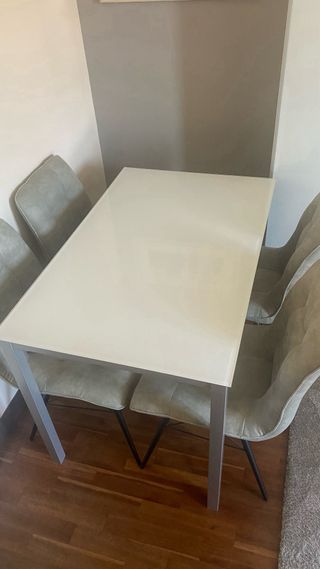 Mesa cristal + 4 sillas grises
