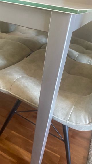 Mesa cristal + 4 sillas grises