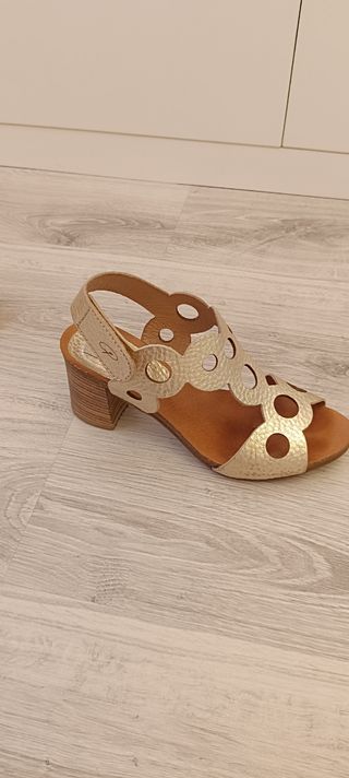 Sandalias doradas piel