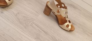 Sandalias doradas piel