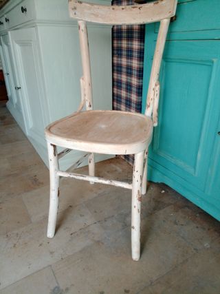 Sedia in legno bianco shabby chic
