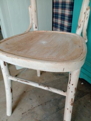 Sedia in legno bianco shabby chic

