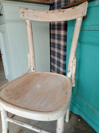 Sedia in legno bianco shabby chic

