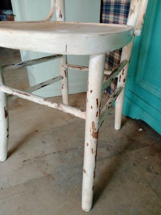Sedia in legno bianco shabby chic
