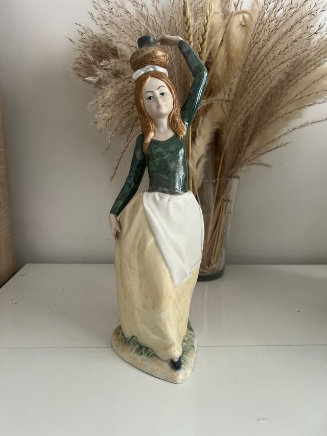 Figura porcelana Artistica Levantina mujer jarrón