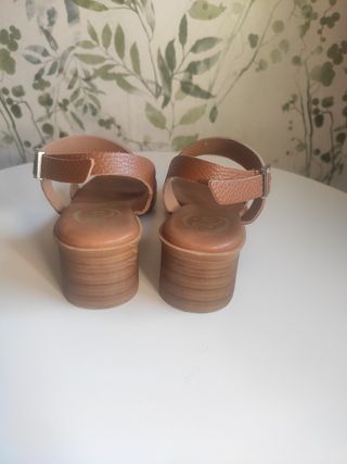 Sandalias piel marrón