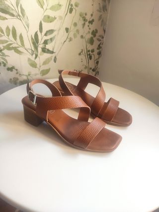 Sandalias piel marrón