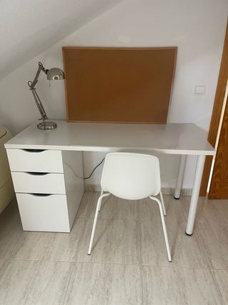 Mesa de escritorio blanca + silla + lámpara