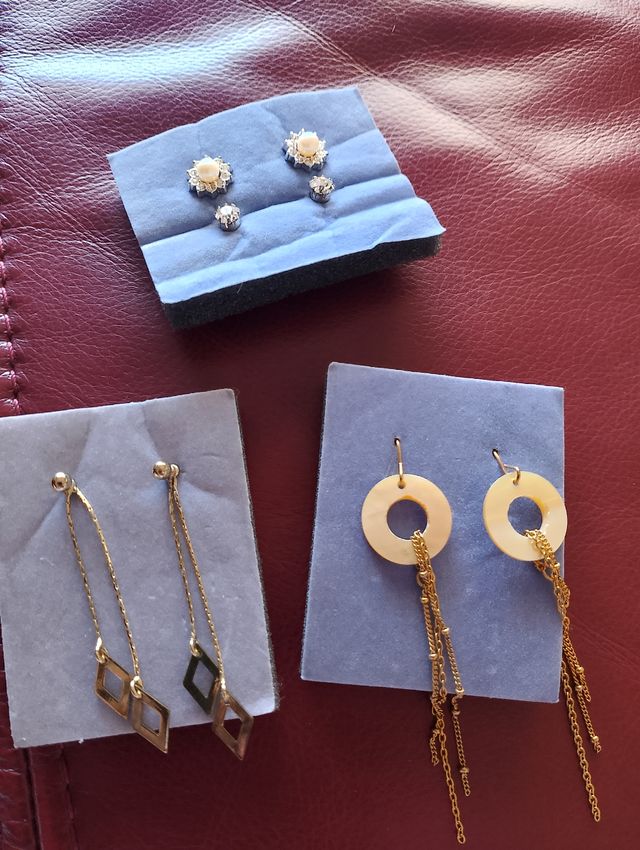 Pendientes dorados y blancos