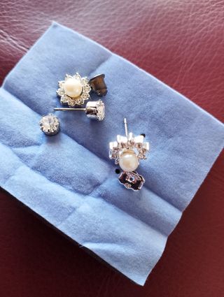 Pendientes dorados y blancos