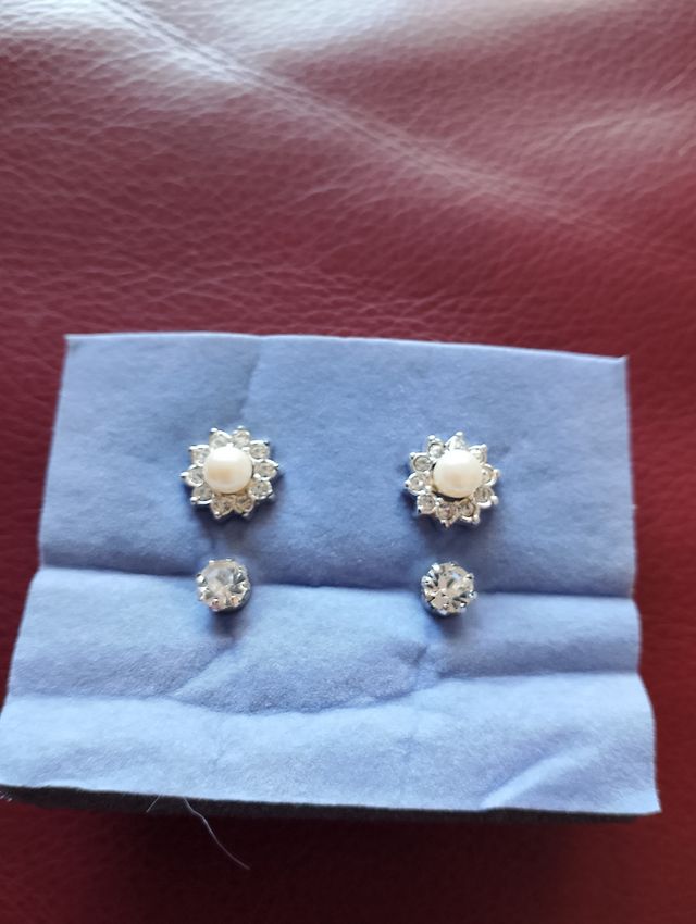 Pendientes dorados y blancos