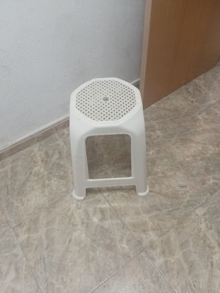 Taburete plástico blanco