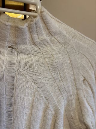 Jersey beige manga larga roto