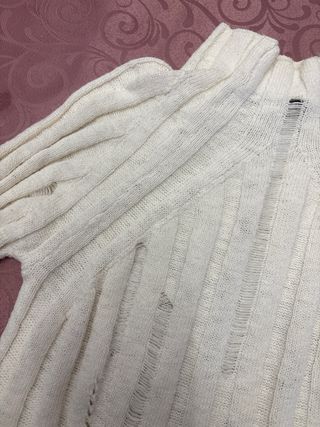Jersey beige manga larga roto