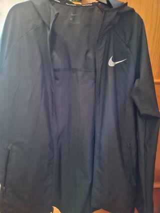 Chaqueta Nike negra impermeable