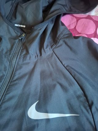 Chaqueta Nike negra impermeable