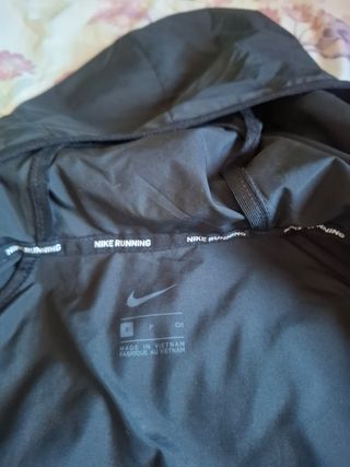 Chaqueta Nike negra impermeable